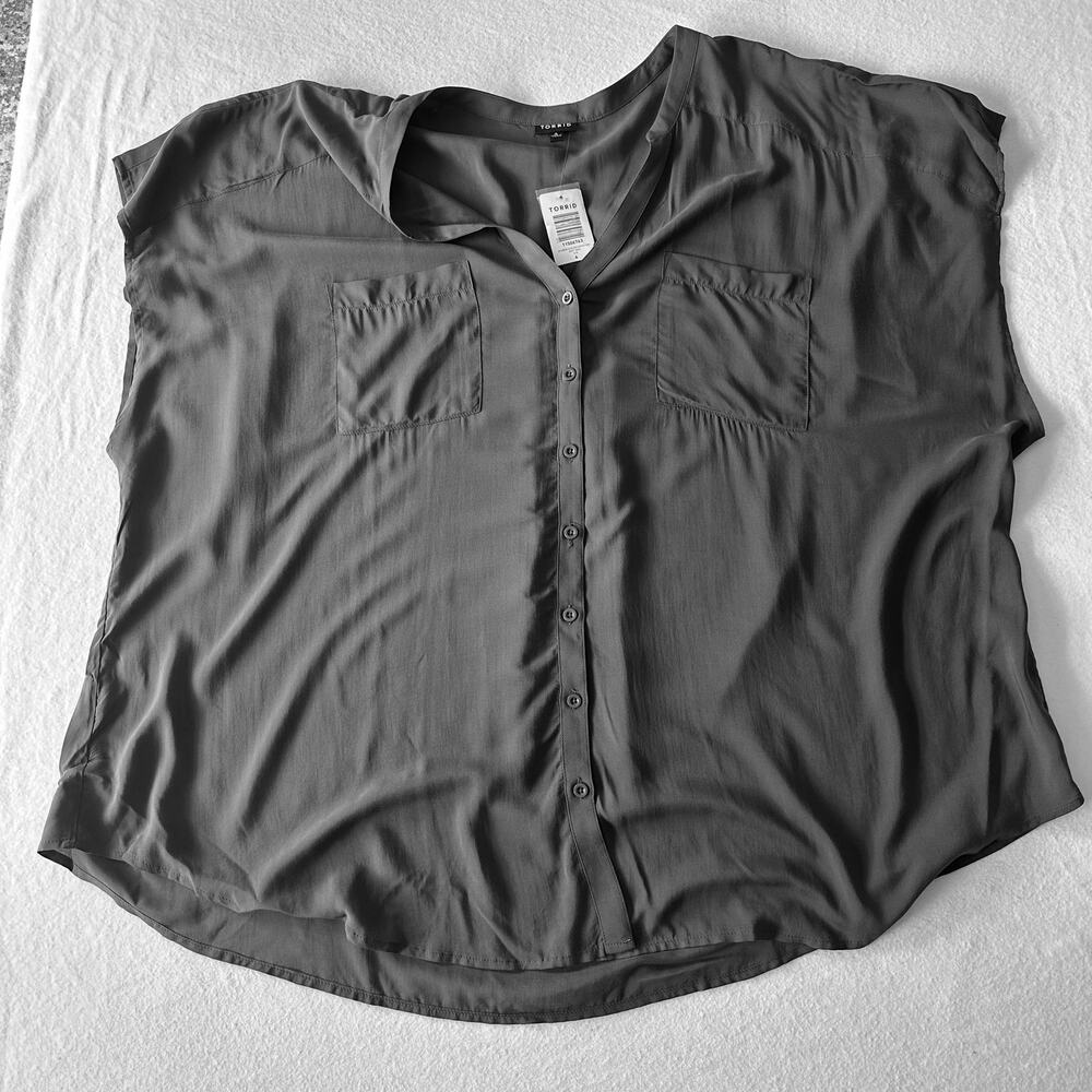 Torrid Lightweight S/S Button Down Pocket Shirt Size 4 NWT